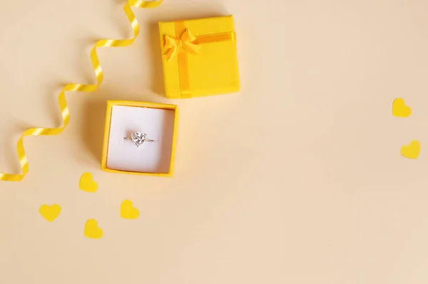 Anillo Oro Blanco Una Caja Regalo Amarilla Sobre Fondo Beige —  Fotos de Stock