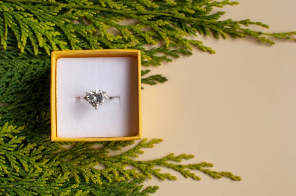 Een Witgouden Ring Met Een Grote Edelsteen Een Geel Open — Stockfoto