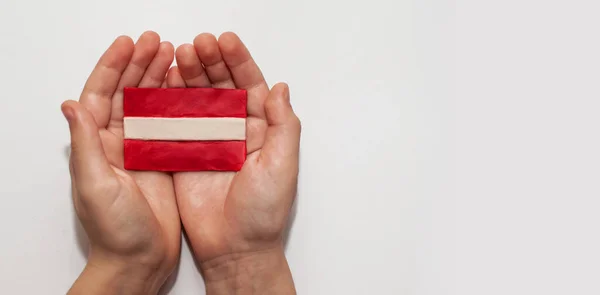 Σημαία Της Λετονίας Κατασκευασμένη Από Πλαστελίνη Στα Χέρια Ενός Παιδιού — Φωτογραφία Αρχείου