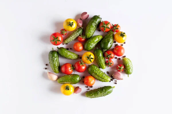 Różne Warzywa Postaci Czerwonych Żółtych Pomidorów Ogórków Czosnku Czarnej Papryki — Zdjęcie stockowe