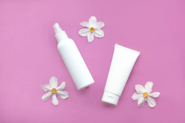 Tubo Frasco Con Spray Blanco Flores Narcisas Blancas Sobre Fondo — Foto de Stock