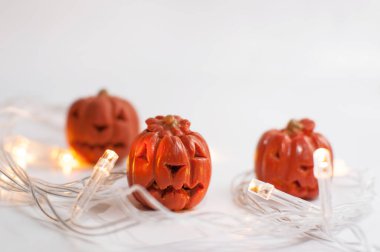 Portakallı balkabakları, gözleri ve ağzı bulanık arka plan çelenkleriyle kesilmiş ve diğer balkabaklarıyla mesajlaşacak bir yer.