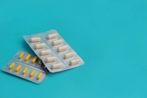Две Тарелки Лекарств Капсулами Синем Фоне — стоковое фото