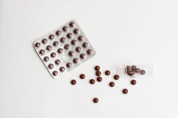 Brązowe Tabletki Mały Przezroczysty Słoik Białym Tle — Zdjęcie stockowe