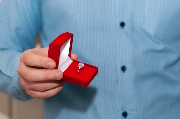 Una Caja Terciopelo Rojo Abierto Con Anillo Oro Blanco Una —  Fotos de Stock