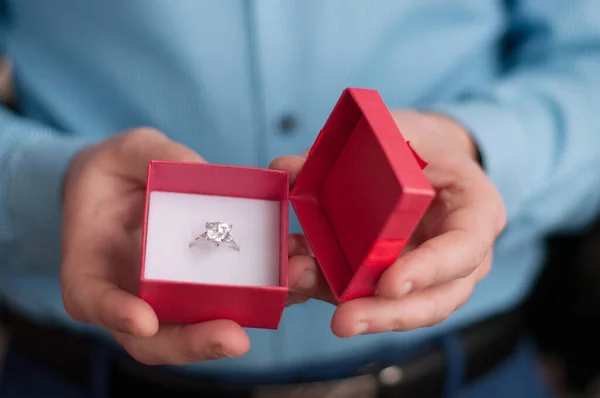 Egy Fehér Arany Gyűrű Egy Drágakővel Egy Nyitott Piros Dobozban — Stock Fotó