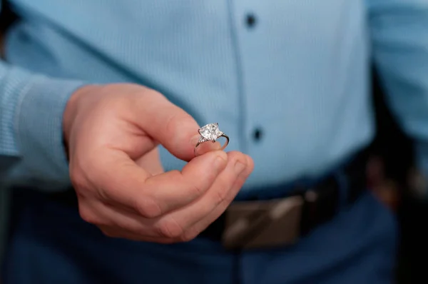 Egy Fehér Aranyból Készült Gyűrű Egy Drágakővel Kezében Egy Kék — Stock Fotó