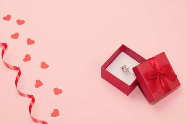 Boîte Rouge Avec Une Bague Blanc Avec Une Pierre Précieuse — Photo