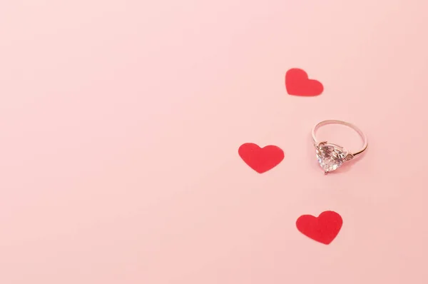 Bague Blanc Avec Une Pierre Précieuse Sur Fond Rose Avec — Photo