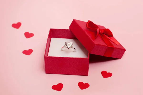 Boîte Rouge Avec Une Bague Blanc Avec Une Pierre Précieuse Images De Stock Libres De Droits