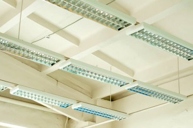 Eski bir çatı katında floresan tavan lambaları