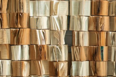 Duvara eski usul yapıştırılmış katlanmış kağıt kitap biçiminde arkaplan