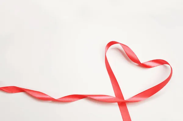 Ruban Satin Rouge Forme Coeur Sur Fond Blanc — Photo