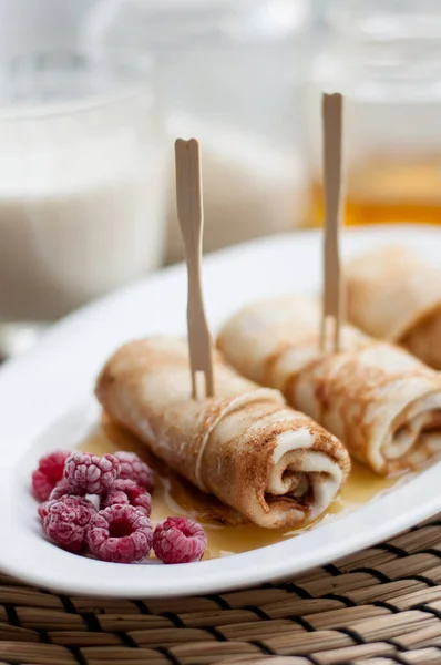 Pfannkuchen Rollen Gerollt Auf Einem Weißen Teller Mit Gefrorenen Himbeeren — Stockfoto