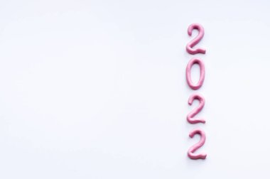 2022 sayıları, beyaz arkaplanda bir metin yeri ile dikey olarak düzenlenmiş pembe plastikten yapılmıştır.