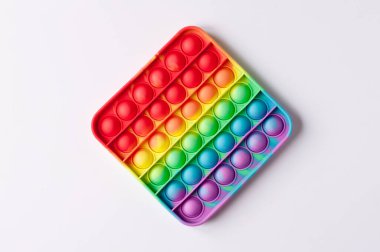 Renkli anti-stres oyuncağını beyaz bir arka planda elmas şeklinde kullan.