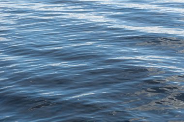 Su yüzeyinin dokusu zengin bir mavi renktir.