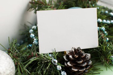 Noel ağacı ve mavi çelenkli bir Noel dekorunun arka planındaki imza için beyaz arkaplan