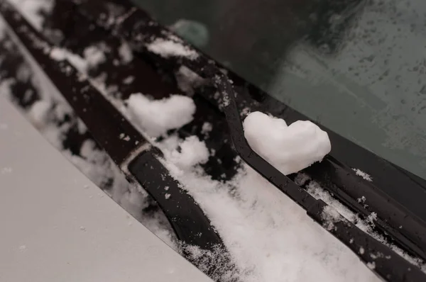 Ett Hjärta Snö Vindrutan Bredvid Vindrutetorkarna — Stockfoto