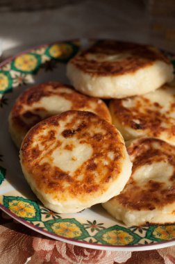 Süslü bir tabakta ev yapımı peynirli kekler.