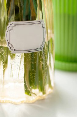 Beyaz etiketli yakın plan bir vazo.