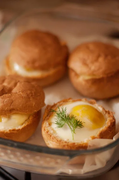 Stekta Ägg Bullar Glasplåt Med Suddiga Kanter — Stockfoto