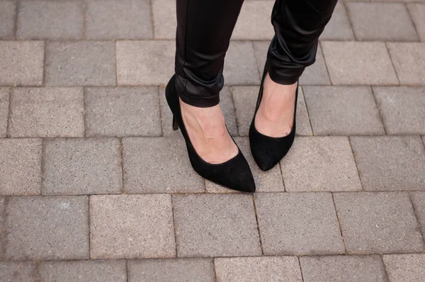 Women Legs Leather Pants Black Heeled Shoes Background Street Tiles — Stock Photo, Image