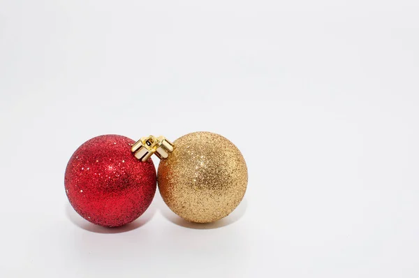 白い背景に白と赤の光沢のあるクリスマスボール — ストック写真