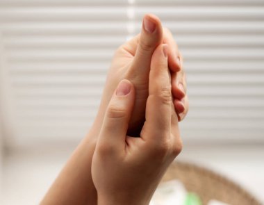 Arka planda üst üste iki kadın avuç içi.