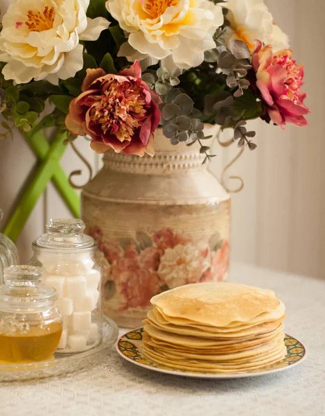 Ein Stapel Pfannkuchen Auf Dem Hintergrund Von Pfingstrosen Einer Vase — Stockfoto