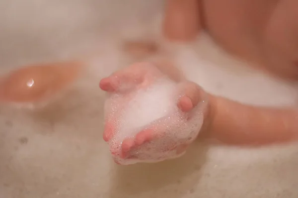 Αφρός Σαπουνιού Στα Χέρια Ενός Παιδιού Στο Βάθος Του Μπάνιου — Φωτογραφία Αρχείου