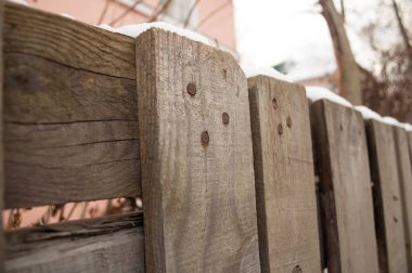 Paslı çivileri olan eski çitler.