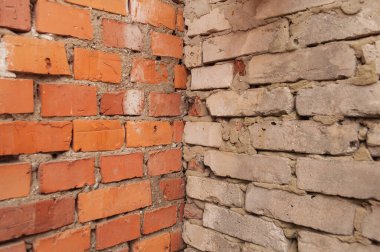 Kırmızı ve beyaz tuğlalardan oluşan iki duvar.