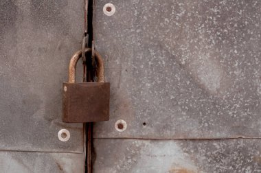 Metal kapılarda kahverengi paslı kilit