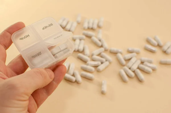 Białe Pudełko Pigułki Kapsułkami Przyjmowania Tabletek Ciągu Dnia Tle Białych — Zdjęcie stockowe