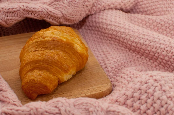 Croissant Wooden Board Pink Knitted Blanket — Stock Photo, Image