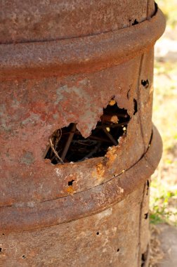 Paslı metal bir fıçıda bir delik.