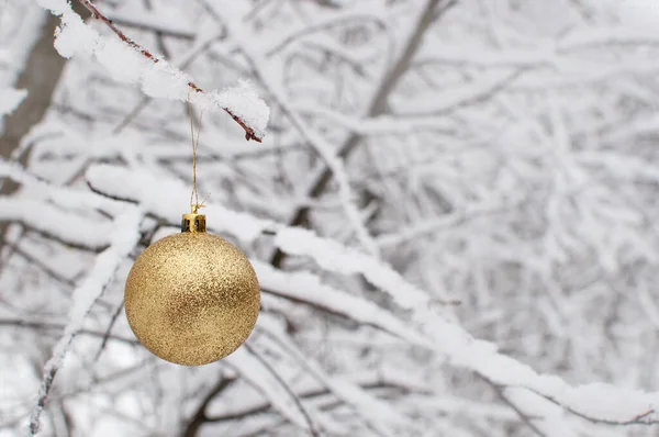 Větvi Sněhu Visí Zlatý Balónek Rozmazaném Bílém Pozadí Místem Pro — Stock fotografie