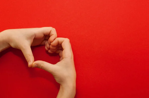 Cœur Des Mains Des Enfants Sur Fond Rouge Avec Une — Photo