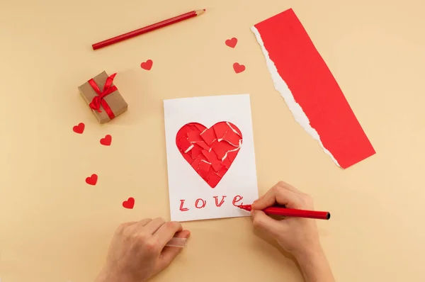 Enfant Fait Une Carte Saint Valentin Partir Papier Coloré Sous — Photo