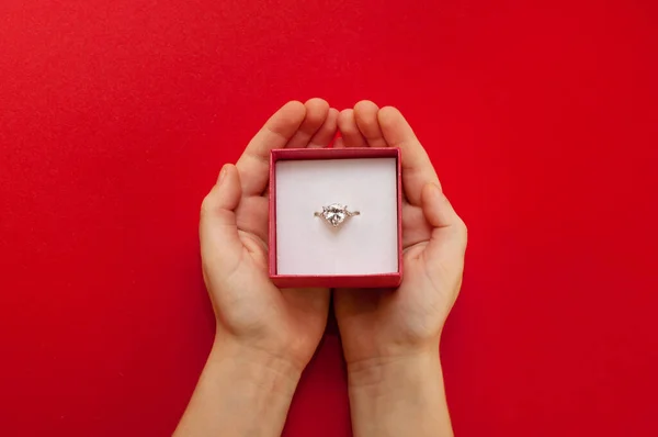 Anillo Con Una Piedra Grande Una Caja Las Manos Niño — Foto de Stock