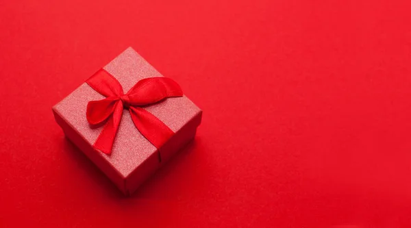 Boîte Cadeau Rouge Sur Fond Rouge Avec Une Place Pour — Photo