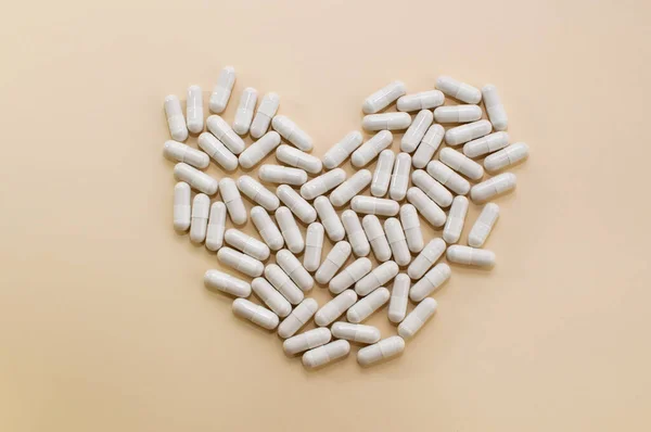 Capsules White Color Beige Background Laid Out Shape Heart — Stock Photo, Image