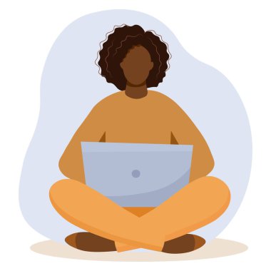 Dizüstü bilgisayarı olan siyahi bir kadın, öğrenci ya da serbest çalışan bir kadın.