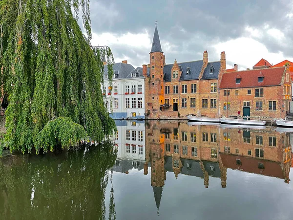 Brugges ao pôr do sol, a deserção do edifício e da torre na água do canal — Fotografia de Stock