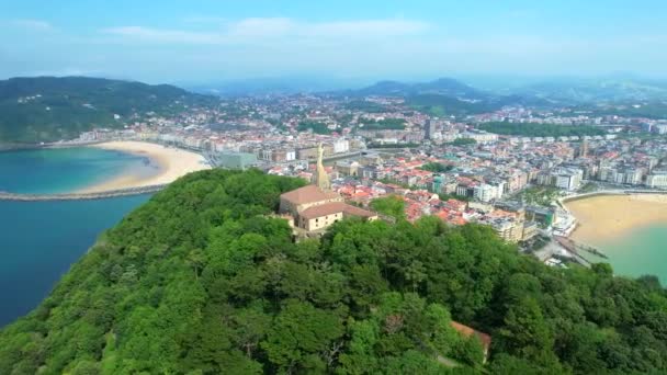 Playa de La Concha en la ciudad de San Sebastián, País Vasco vista desde arriba, vista del dron. Donostia. — Vídeo de stock