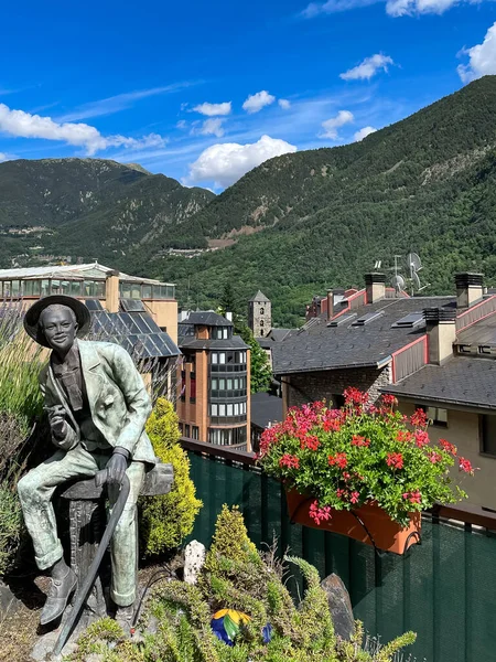 Andorra La Vella 'nın güzel manzarası, Andorra' nın başkenti. Yaz günü. Dikey fotoğraf.