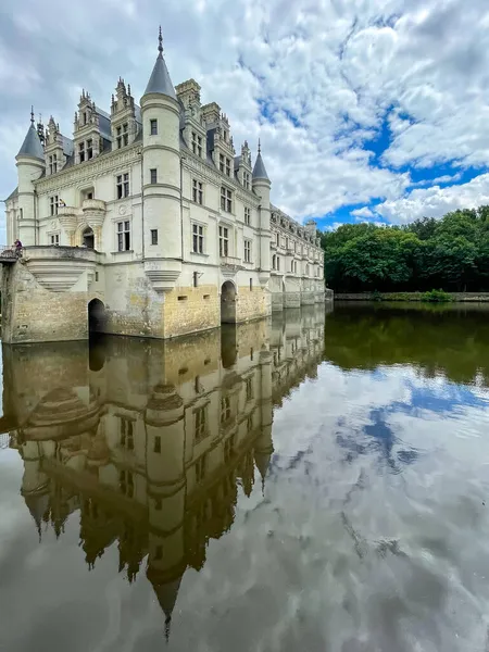 Chenonceau Şatosu ve nehir yansıması