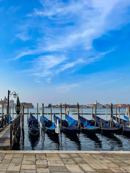 Gondoles dans la lagune de Venise à la journée ensoleillée d'été, photo verticale, espace pour le texte — Photo