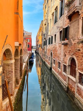 Tipik Venedik kanalı güneşli yaz gününde, İtalya